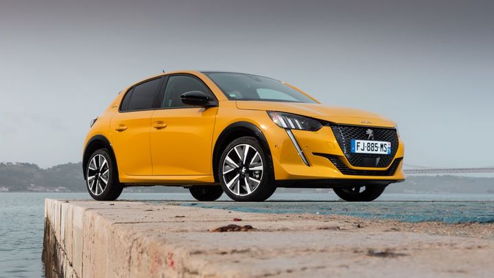 Francie drtí Německo. Peugeot 208 je nejprodávanější auto Evropy, Golf nadále tápe