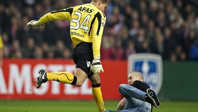 Brankář Alkmaaru Esteban Alvarado kope do fanouška Ajaxu Amsterodam