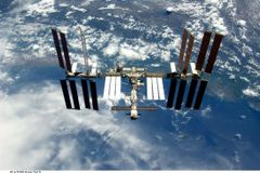 Kosmonauti ukončili výstup do kosmu, na ISS je čekal salát