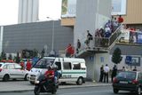 K beznadějně vyprodanému stadionu pražské Slavie ve Vršovicích se sjelo 300 policistů, k tomu strážníci, svalovci z bezpečnostních služeb, členové antikonfliktního týmu.