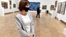 Mluvčí ostravské galerie Jana Malášek Šrubařová provází návštěvníky výstavou Dělník je smrtelný, práce je živá.