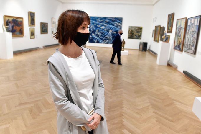 Mluvčí ostravské galerie Jana Malášek Šrubařová provází návštěvníky výstavou Dělník je smrtelný, práce je živá.