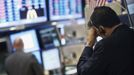 Traders work on the floor of New York Stock Exchange, June 25, 2012. REUTERS/Brendan McDermid (UNITED STATES - Tags: BUSINESS) Published: Čer. 25, 2012, 3:21 odp