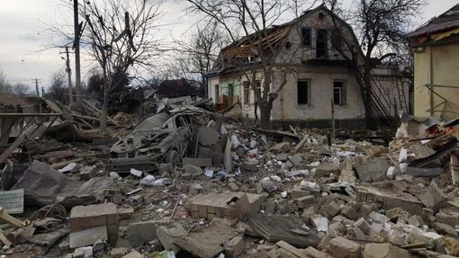 Následky leteckého úderu v obci Marchalivka poblíž Kyjeva.