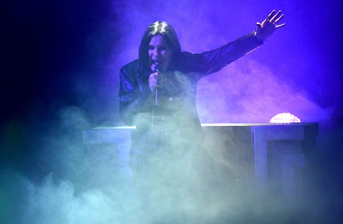 Ozzy Osbourne vloni při vystoupení v USA.