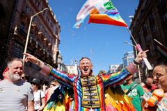 Na zakázaný Pride v Budapešti přišlo 200 tisíc lidí, dorazila i česká europoslankyně