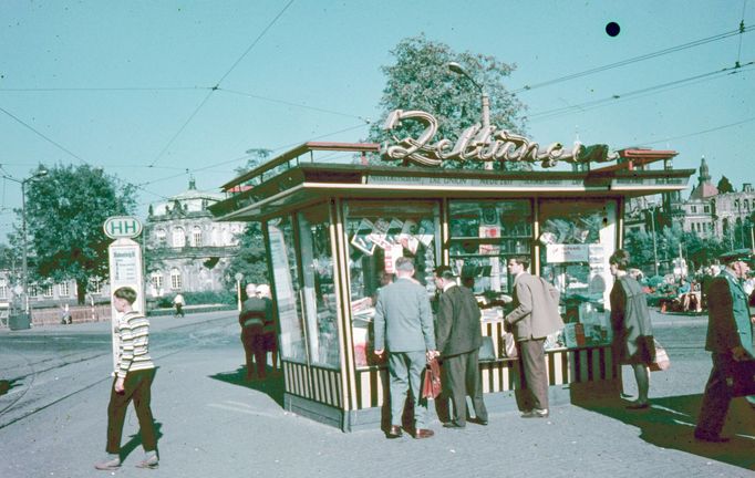 Novinový stánek "Zeitungen" na Postplatz v Drážďanech, 1969.