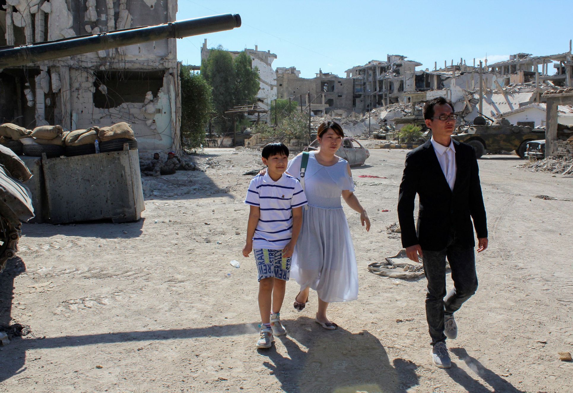 Čínští herci v troskách města Hadžár Asvád při natáčení filmu Operace domov.