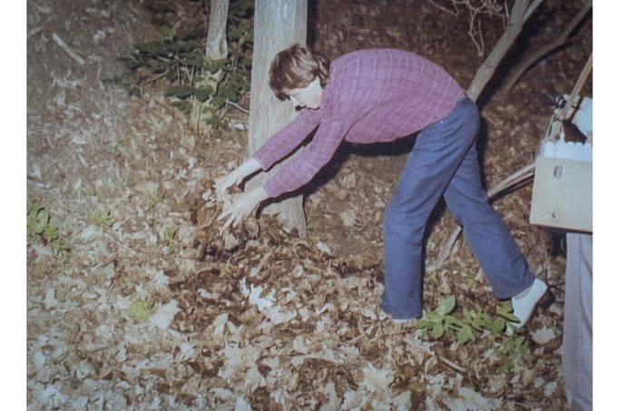 Jiří Straka při rekonstrukci vraždy v Novodvorské rokli, Praha, 1985. Vrah ukazuje, jak tělo oběti Alice P. zasypal listím, aby ho ukryl.