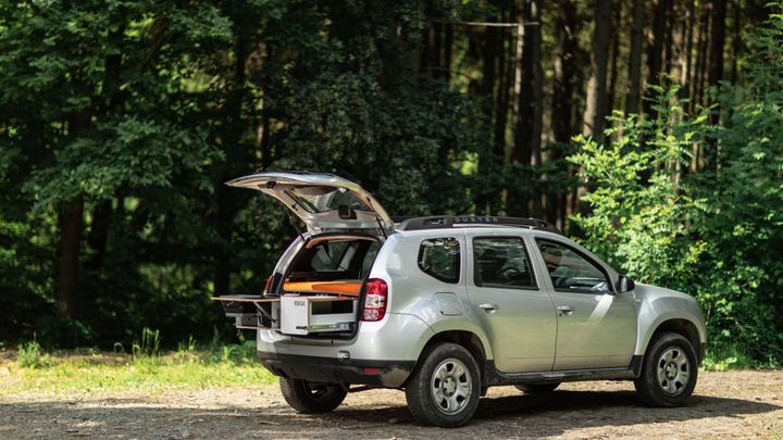 Do Dacie lze nasoukat ložnici i s kuchyňkou. Jak se Duster proměnil v obytné auto