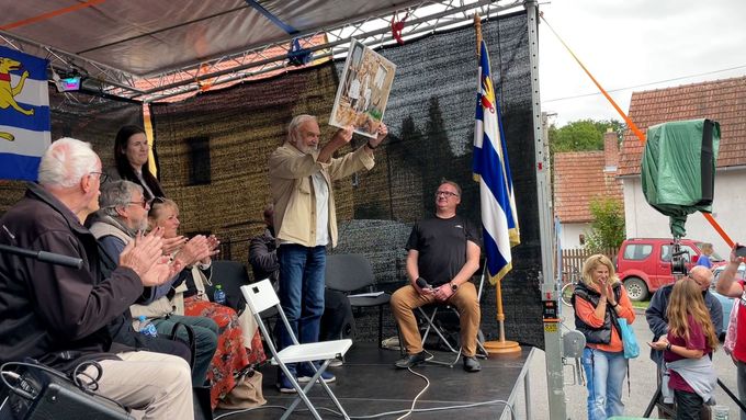 Křečovice oslavily Vesničku mou střediskovou, po 40 letech do obce opět dorazili slavní herci a tvůrci (13. 9. 2025)
