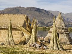 etnikum Uru doposud žije na umělých rákosových ostrovech plovoucích po jezeře Titicaca, Peru
