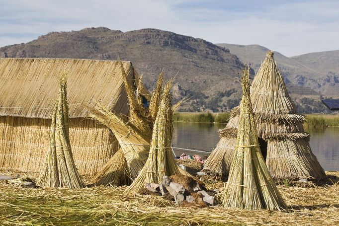 etnikum Uru doposud žije na umělých rákosových ostrovech plovoucích po jezeře Titicaca, Peru