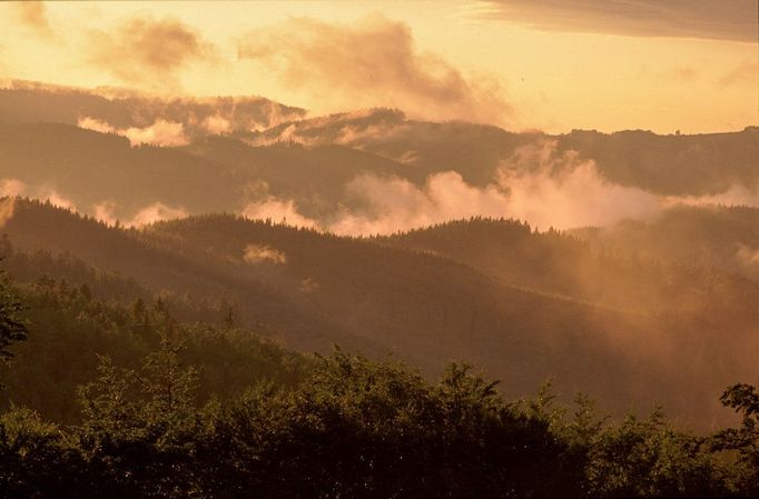 Vsetínské Beskydy po bouřce. Snímek z roku 2004.