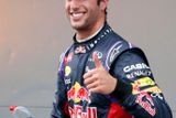 Naopak hrdinou dne byl domácí Daniel Ricciardo, který se při premiéře v Red Bullu dokázal kvalifikovat na druhém místě.