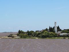 Colonia del Sacramento a hnědé vody řeky Rio de la Plata.