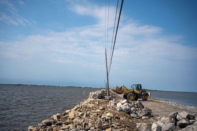 Indiánský kmen musí přesídlit. Jejich ostrov v americké Louisianě se vlivem stoupající hladiny moří potápí.