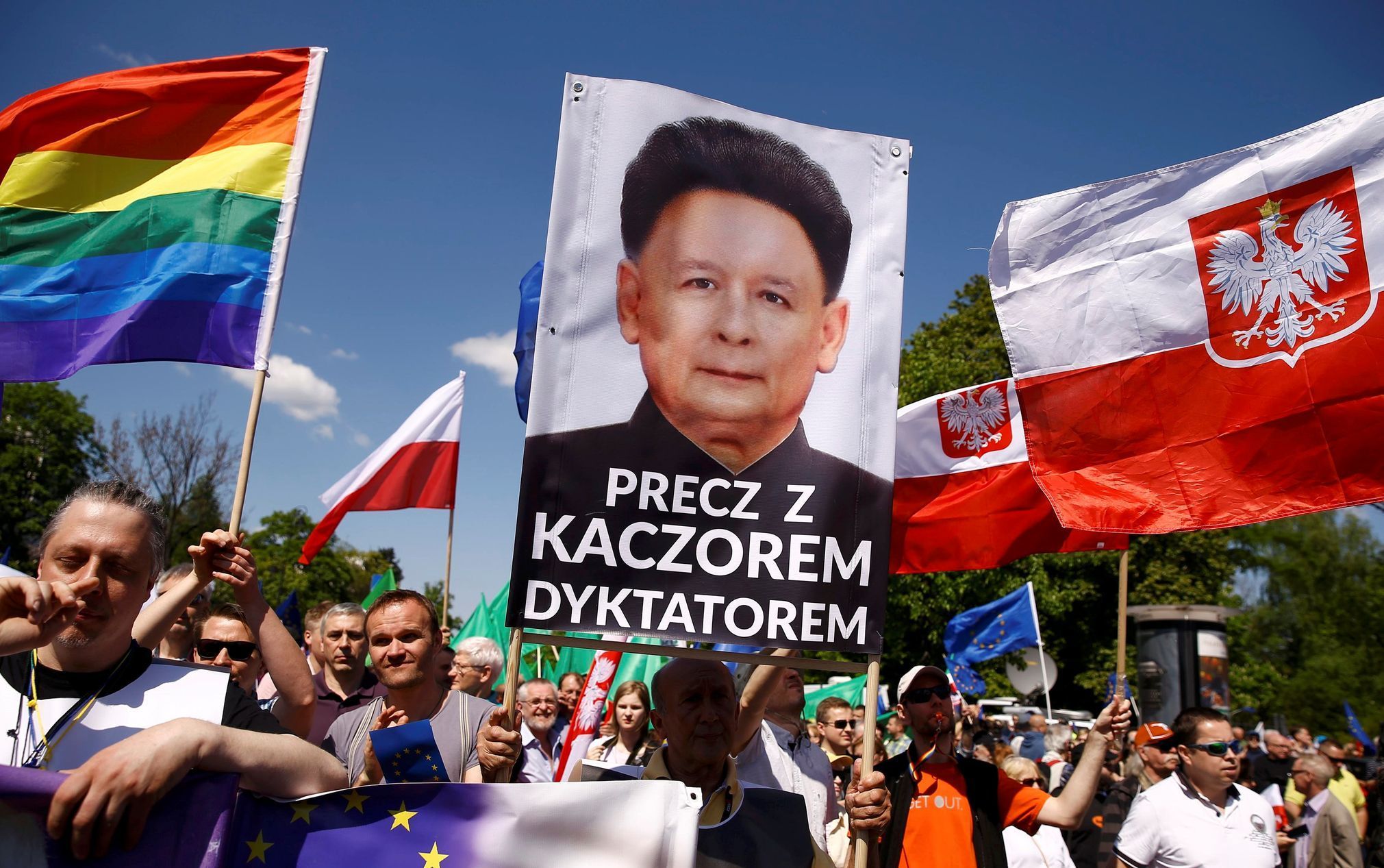Opoziční demonstrace ve Varšavě 7.května. Jaroslaw Kaczyński jako severokorejský Kim Ir-Sen.