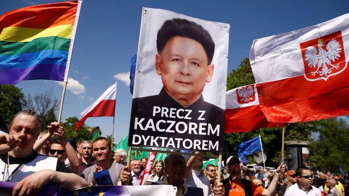 Opoziční demonstrace ve Varšavě 7.května. Jaroslaw Kaczyński jako severokorejský Kim Ir-Sen.
