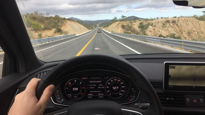 Většina silnic, po kterých jsme jezdili, měla velmi kvalitní povrch. Nejlepší jsou placené, jako tato spojující města Cabo San Lucas a San José del Cabo.