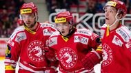 1. Třinec 95 bodů, Prezidentský pohár: +14 bodů, jisté play off. Z posledních pěti zápasů: 11 bodů. Příštích pět soupeřů: Vítkovice (v), Liberec (d), Plzeň (v), Mladá Boleslav (d), Karlovy Vary (v). Letošní suverén si mílovými kroky kráčí pro Prezidentský pohár a měl by také překonat rekord v počtu bodů v základní části (Pardubice jich v sezoně 2002/03 nasbíraly 111). Oceláři mají také nejlepší útok i obranu.