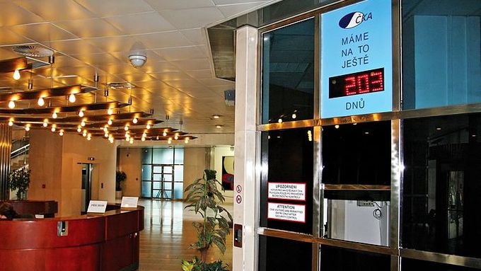 Ve vestibulu České konsolidační agentury je umístěno odpočítavadlo dnů do konce úřadu.
