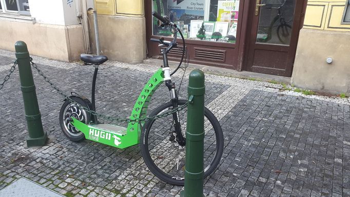 V Praze objevily elektrické koloběžky pro turisty. Provozovatelé jimi chtějí snížit ztráty za vyhlášku zakazující segwaye.