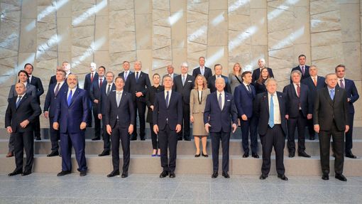 Skupinový snímek lídrů NATO, 24. března 2022.