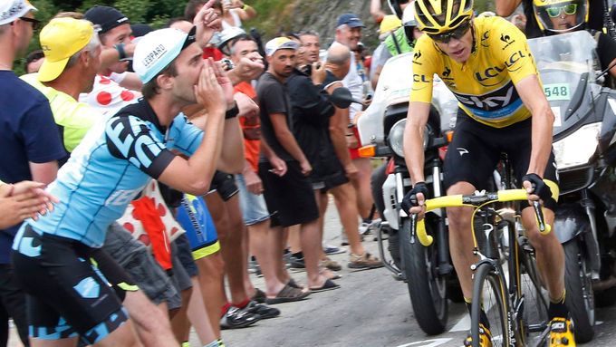 Fanoušci a Chris Froome v 19. etapě Tour de France 2015