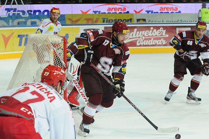 Hokejisté pražské Sparty Jaroslav Hlinka (uprostřed), Dominik Pacovský a třinecký Martin Růžička (vlevo) v utkání 6. kola Tipsport extraligy 2012/13 s Oceláři Třinec.