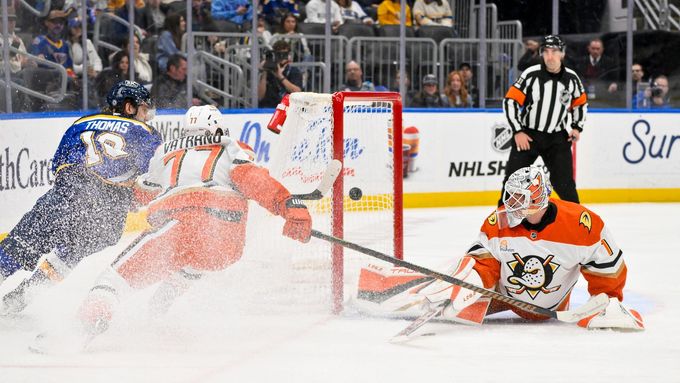 Český brankář Anaheimu Lukáš Dostál inkasuje v St. Louis jeden ze šest gólů