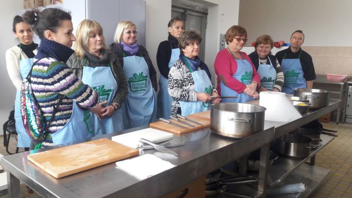 Chudí holdují nezdravému jídlu a neumějí vařit. Potravinová banka je to začala učit