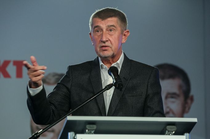 Andrej Babiš – vyjádření zástupcům médií. Záběr z volebního štábu ANO v Praze. 6. 10. 2018.