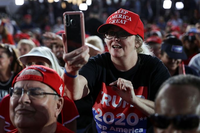 Předvolební mítink Donalda Trumpa v Sanfordu na Floridě.