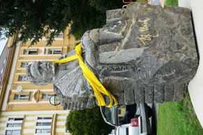 Hradec Králové se konečně zbavil nepovedené Ulrichovy sochy
