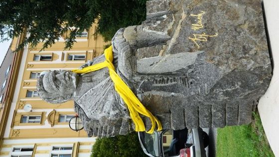 Hradec Králové se konečně zbavil nepovedené Ulrichovy sochy