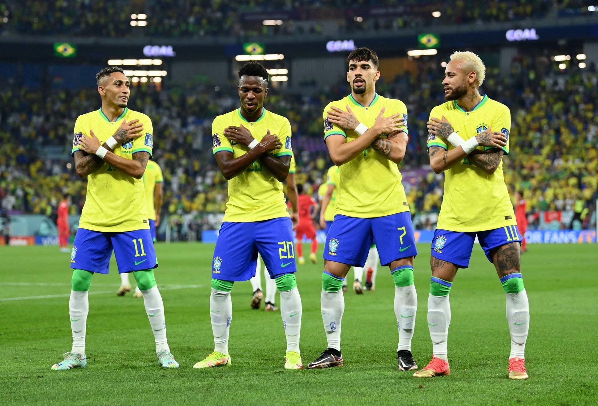 Brazilci slaví gól v osmifinále MS 2022 Brazílie - Jižní Korea