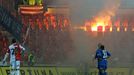 Brňané odhodili při dvoubrankové prohře svého týmu na trávník Slavie i na tribuny pod sebou několik světlic. Hra po včasném uhašení menšího ohně opět pokračovala.