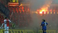 Brňané odhodili při dvoubrankové prohře svého týmu na trávník Slavie i na tribuny pod sebou několik světlic. Hra po včasném uhašení menšího ohně opět pokračovala.