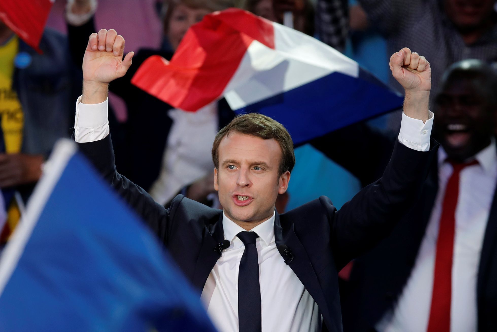Macron vítězí a jásá