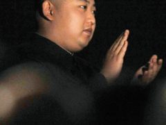 Rozmlžená budoucnost. Kim-Čong-un, třetí z generace jediné dědičné komunistické dynastie planety. Následuje svého děda, zakladatele Severní Koreje Kim Ir-sena (1912-1994) a jeho syna - a svého otce - Kim Čong-ila.