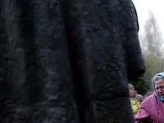 Dvoumetrová bronzová socha sovětského vojáka, která stála od roku 1947 dlouhé roky v centru Tallinnu, byla na přelomu dubna května přesunuta na vojenský hřbitov. Veřejnost k ní má nadále přístup