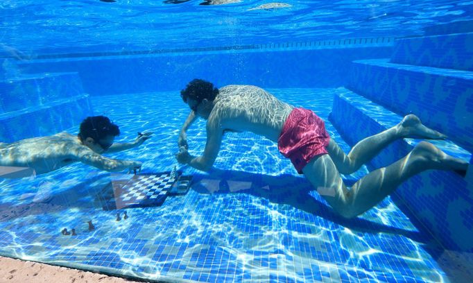 Turnaj v podvodních šachách v bazénu hotelu Silo v jihoafrickém Kapském Městě