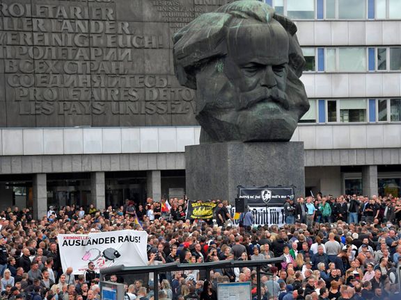 Protesty u sochy Karla Marxe.