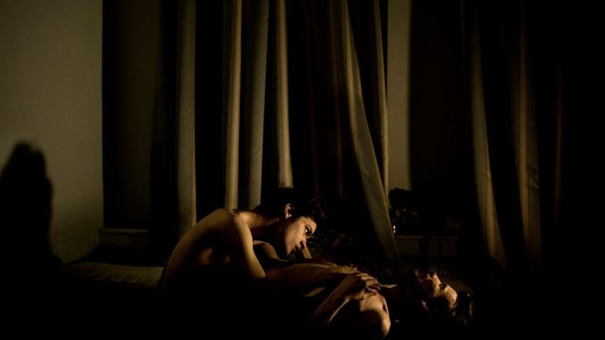 Nejlepší fotky roku: Války porazila gay verze Romea a Julie