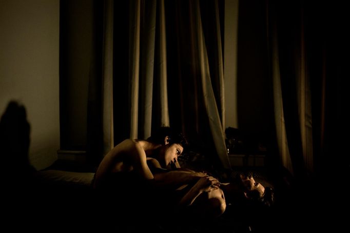 Soutěž World Press Photo za rok 2014 vyhrál dánský fotograf Mads Nissen z deníku Politiken za snímek "Jon and Alex".