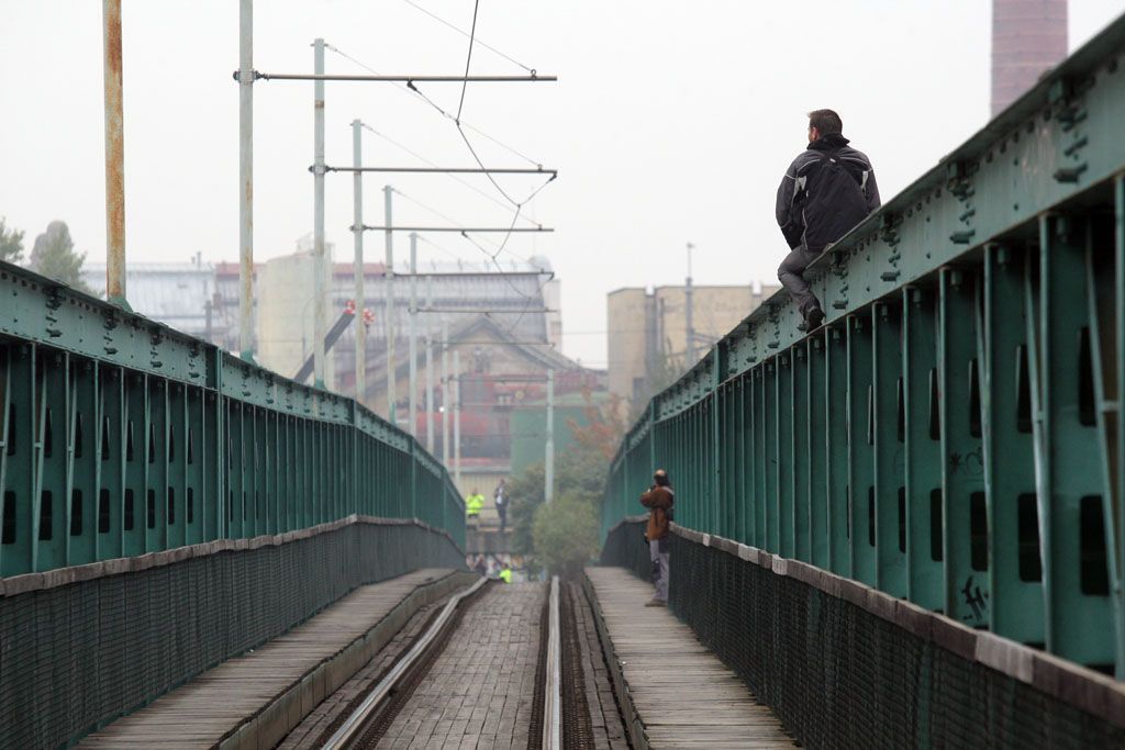 Konec provizorního tramvajového mostu