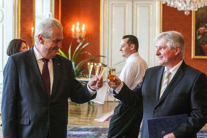 Prezident Miloš Zeman jmenoval premiérem Jiřího Rusnoka