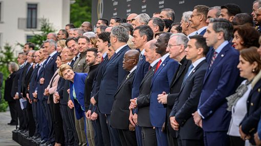 Státníci pózují na společné fotce ve Švýcarsku na mírovém summitu o Ukrajině.