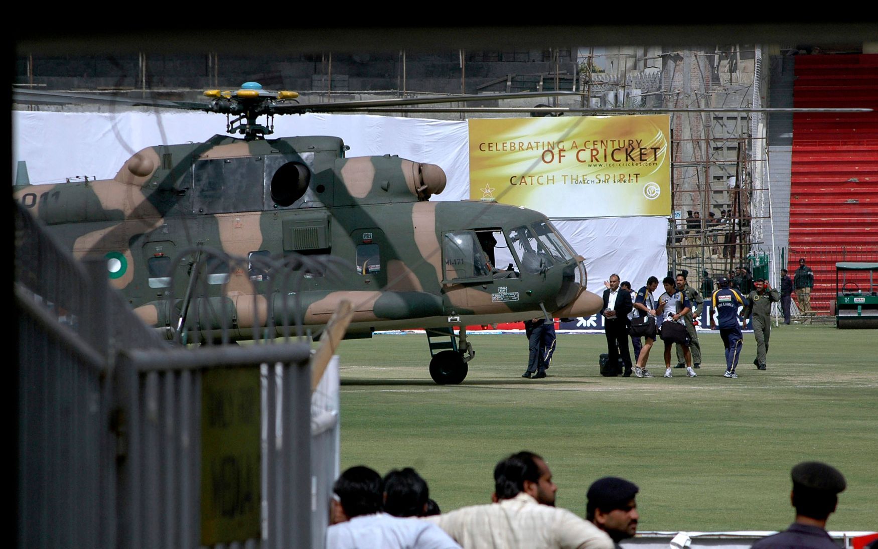Hráči a funkcionáři kriketového týmu Srí Lanky po pokusu o atentát v pákistánském Lahore, 3. března 2009. 6jich bylo zraněno, zemřelo 6 policistů a 2 náhodní kolemjdoucí.
